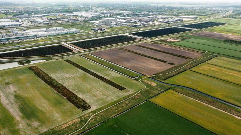 Frisse Wind 21 stelt College vragen en verzoekt verkoop kavels Klaverpark tijdelijk aan te houden.
